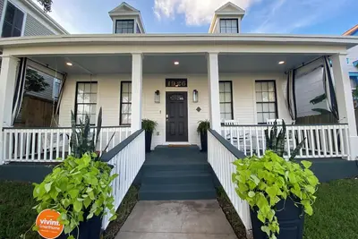 Image de Updated Historic Home Walk to Beach- Pet Friendly! \n