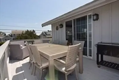 Image de Awesome views of South River. 2 blocks to the beach. . Wrap around Deck. \n