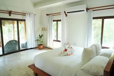 Image de Everything You Need For The Perfect Vacation! Swimming Pool, Free Parking!