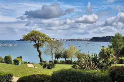 Image de Nid avec beau jardin et vue sur la mer