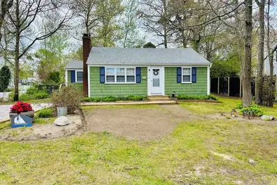 Image de The Blue Shutter Bungalow on Cape Cod
