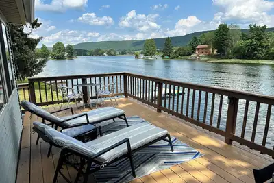 Image de Cozy Lakefront Cottage w/ Kayaks, Firepit, Views & Firepit!