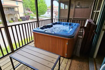 Image de Heart of Helen Condo located in downtown Helen Ga just minutes from everything.