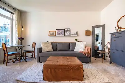 Image de Charming Penthouse Studio with Parking & Pool!