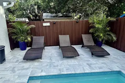 Image de Central Gem Pool: near Um, Metro Rail, GroveGables