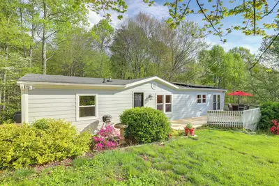 Image de Deck & Views: Secluded Retreat in Fairview!