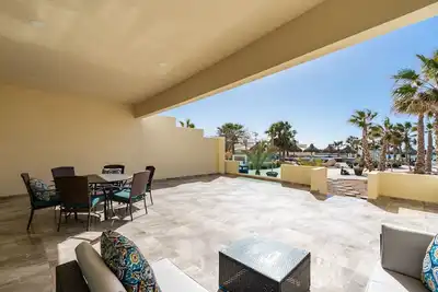 Image de Premium extra Patio Ground Floor condo C-30108