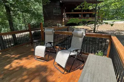 Image de Authentic Cedar Cabin-Dogwood Cabin-with Pool near Blue Springs Ranch