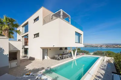 Image de Luxury Villa Glass with Pool