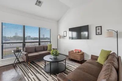 Image de Skyline Views / Fully gated 2 bd /Garage Parking/ 5 Min to Tmc and Downtown