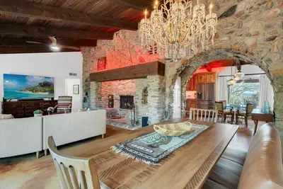 Image de Western Enchantment! Newly Renovated Foothills Ranch! Private on 2. 4 acres!