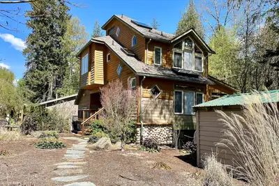 Image de Lakefront home with mtn views, private hot tub, dock, deck, & grill