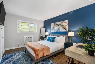 Image de Modish 1bd:At&T Walkable & In the heart of it All!