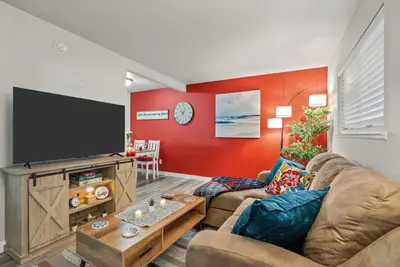 Image de Steps Away from the Heart of the Fun! At&T Walkable