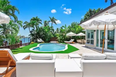 Image de Miami Beach Boutique Villa With Waterfront, Yacht Parking And heated pool!