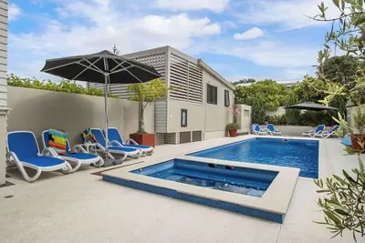 Image de Te Mahana Cottage - pool & private spa, beachfront