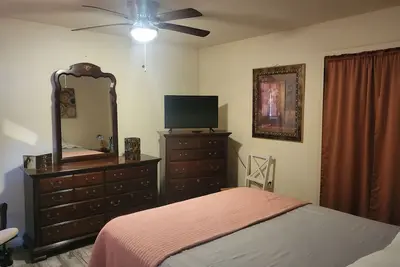 Image de Private & cute as a button! 1400 p/m 400 p/day Pets Ok Bbq seating on your deck!