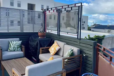 Image de 1 block from the beach! Funky studio apartment with deck, in Beautiful Sumner.