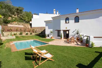 Image de Magnifique maison rustique avec piscine, jardin et vue