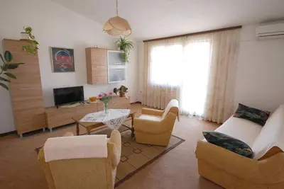 Image de Appartement de trois chambres avec la terrasse et la vue sur le mer Njivice, Krk (A-21859-a)