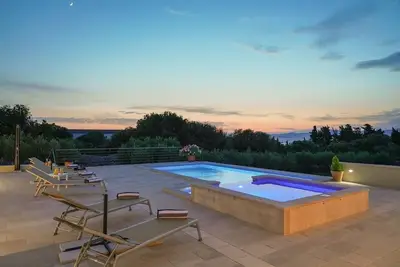 Image de Maison pour la famille près de la mer et avec la piscine Supetar, Brac (K-23114)