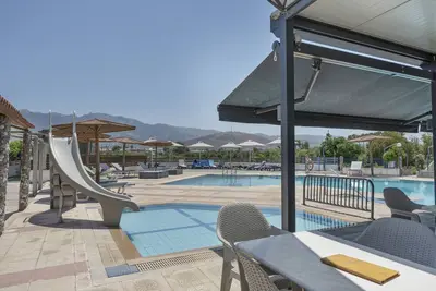Image de Appartement 'Golden Sun Two-bedroom Apt 1' avec vue sur la mer, piscine partagée et Wi-Fi