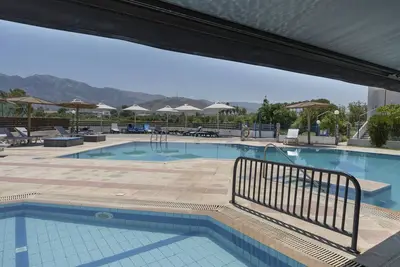 Image de Appartement 'Golden Sun Two-bedroom Apt 5' avec vue sur la mer, piscine partagée et Wi-Fi
