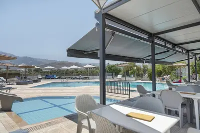 Image de Appartement 'Golden Sun Two-bedroom Apt 4' avec vue sur la mer, piscine partagée et Wi-Fi