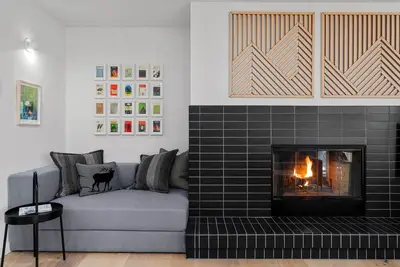 Image de Chic Bend Condo w/ Fireplace & Forest Views!