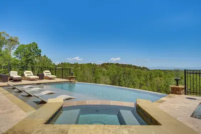Image de Infinity Pool + Mtn Views: Luxe Talking Rock Home
