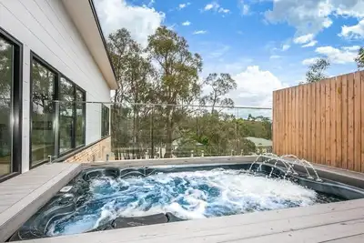 Image de Glamour in Gisborne - with spa!