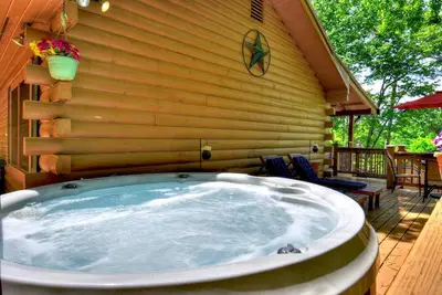 Image de Cozy Rustic Cottage w/Hot Tub & Fire Pit near Lake