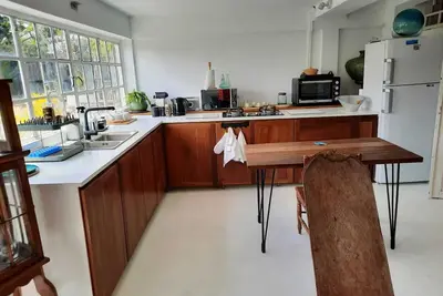 Image de Adorable et spacieux studio indépendant en rez-de-jardin avec patio.