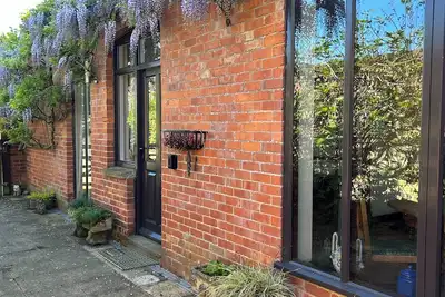 Image de Coach House with walled garden, spacious in Kent countryside on small holding