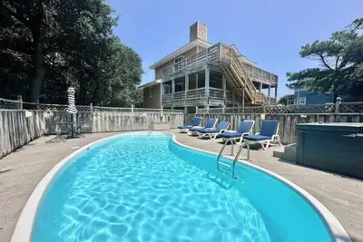 Stylish Home w/ Pool, Hot Tub & Walk to Beach