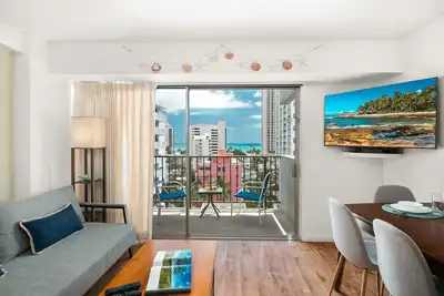 Image de Free Parking, less than 5 min to Waikiki Beach! !