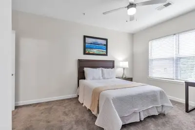 Image de Modern Oasis I Free Parking I Pool I Hawks