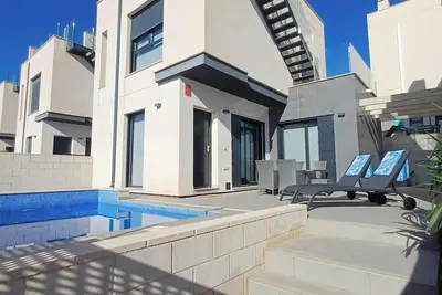 Modern 3 bedroom detached villa with private pool in Villamartin