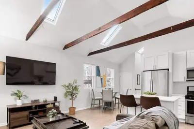 Image de Cozy 4-Bedroom Retreat in River West