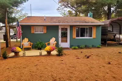Take it easy at this unique and tranquil getaway. Small, yet simple cottage.