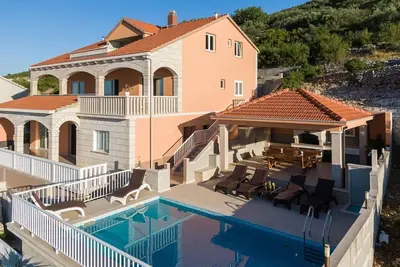 Image de Five bedrooms holiday home with swimming pool and fantastic Sea view