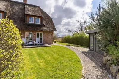 Image de Thatched roof house Dünennest