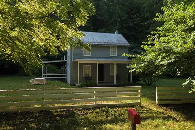 Image de Dlt Cabins, Llc - Holler Hideaway Cozy house sleeps 4 on 10 Minutes from Snp
