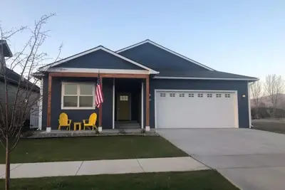 Image de Solar & A/C equipped modern, suburban pet friendly house close to airport & park