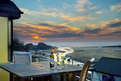 Image de Detached house next to Summerleaze beach, views from all rooms of beach & sea.