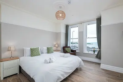 Image de New Ty Glas Beach House sleeps 22 across 11 ensuite rooms with an indoor Swimspa
