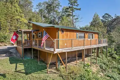Image de Winter/Spring Sale, No Pet Fees! ! Secluded, family friendly cabin with Hot Tub