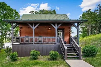 Image de Eagle's Perch Cabin 13 with Loft - One bed in loft, sleeper sofa and full kitchen