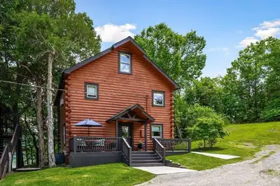 Image de 10 Person Golden Cedar Lodge 16 - 2 Floors and a 3rd floor loft, entertainment room, full kitchen