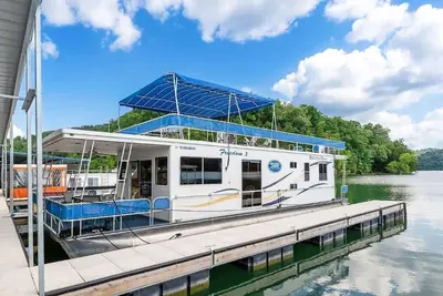 Image de The Castaway Houseboat 53' - Smallest Houseboat, 3 bedrooms, waterslide, covered rooftop lounge area